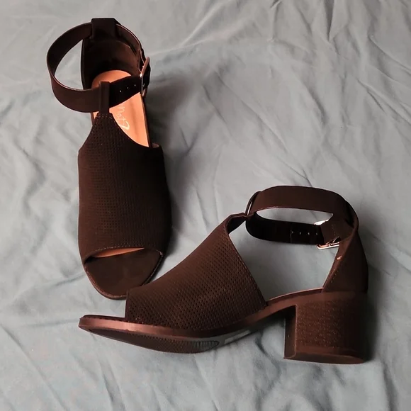 Girls Size 3 shoes - Picture 2 of 4